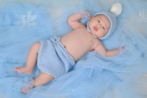 白银三个月宝宝挠耳朵 白银三个月宝宝挠耳朵